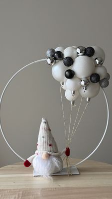 Kerstring wit 30cm met witte ballen