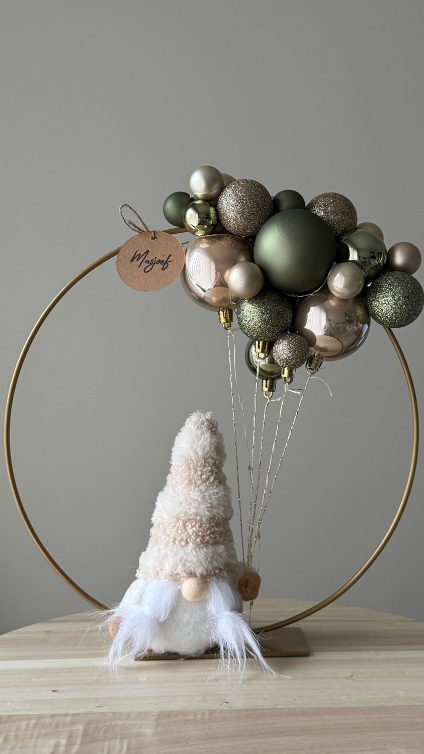 Kerstring goud 30cm met groene en champagnekleurige ballen