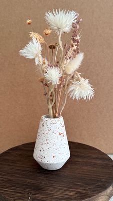 Terrazzo vaasje met droogbloemen