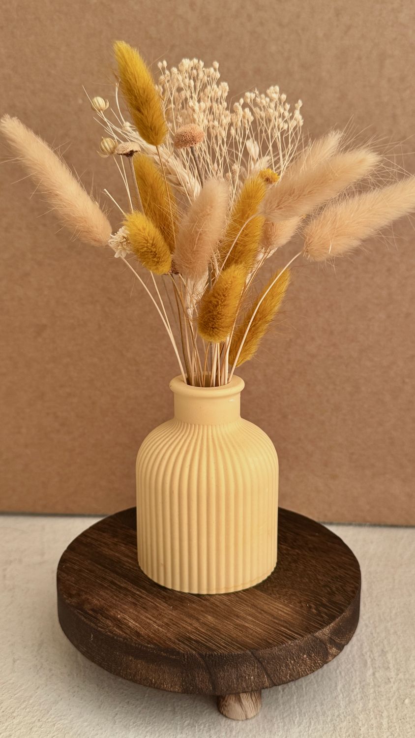 Mien met droogbloemen en schaaltje