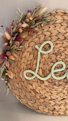 Geweven onderzetter met punniknaam en droogbloemen