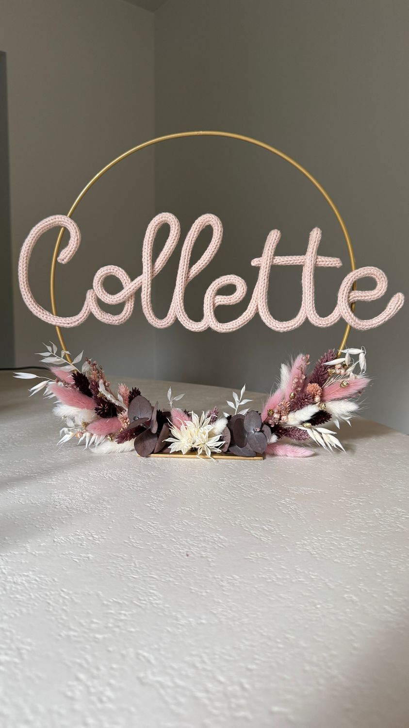 Flowerhoop op voet met punniknaam en bloemen onderaan