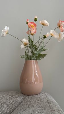 Zalmkleurige vaas met zijde bloemen