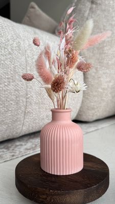 Mien roze met droogbloemen