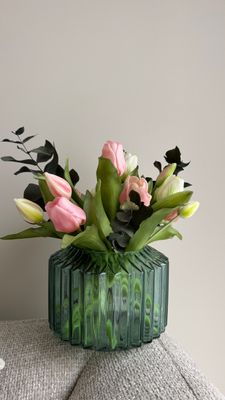 Boeket tulpen roze/wit + eucalyptus