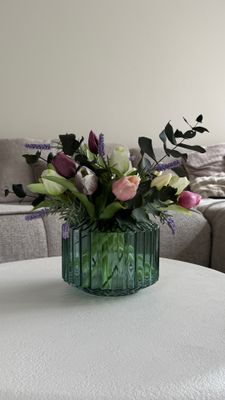 Boeket tulpen donker roze/wit + eucalyptus