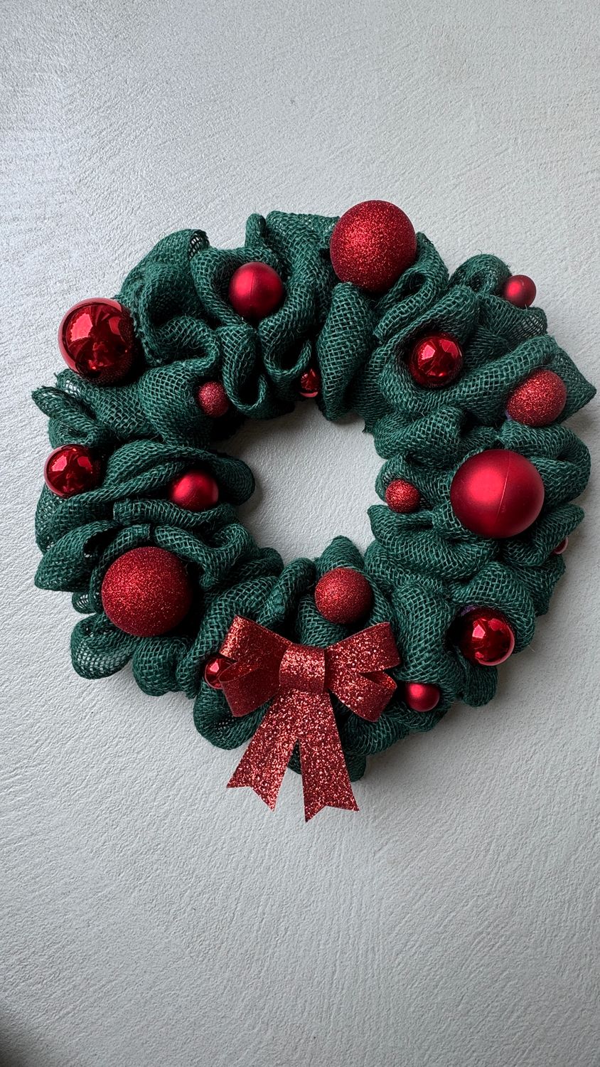 Winter Whisper Krans 40cm groen met rood
