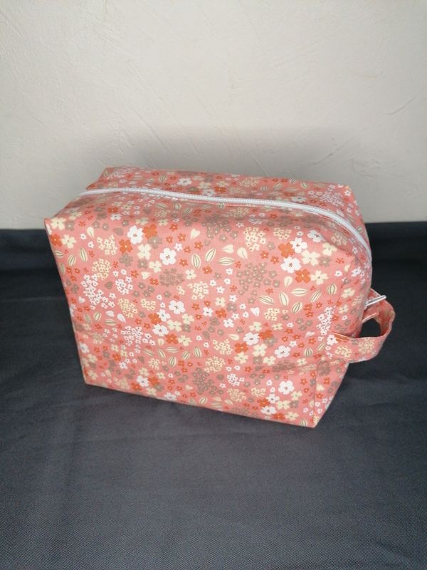 Trousse de toilette fleurs fond rose