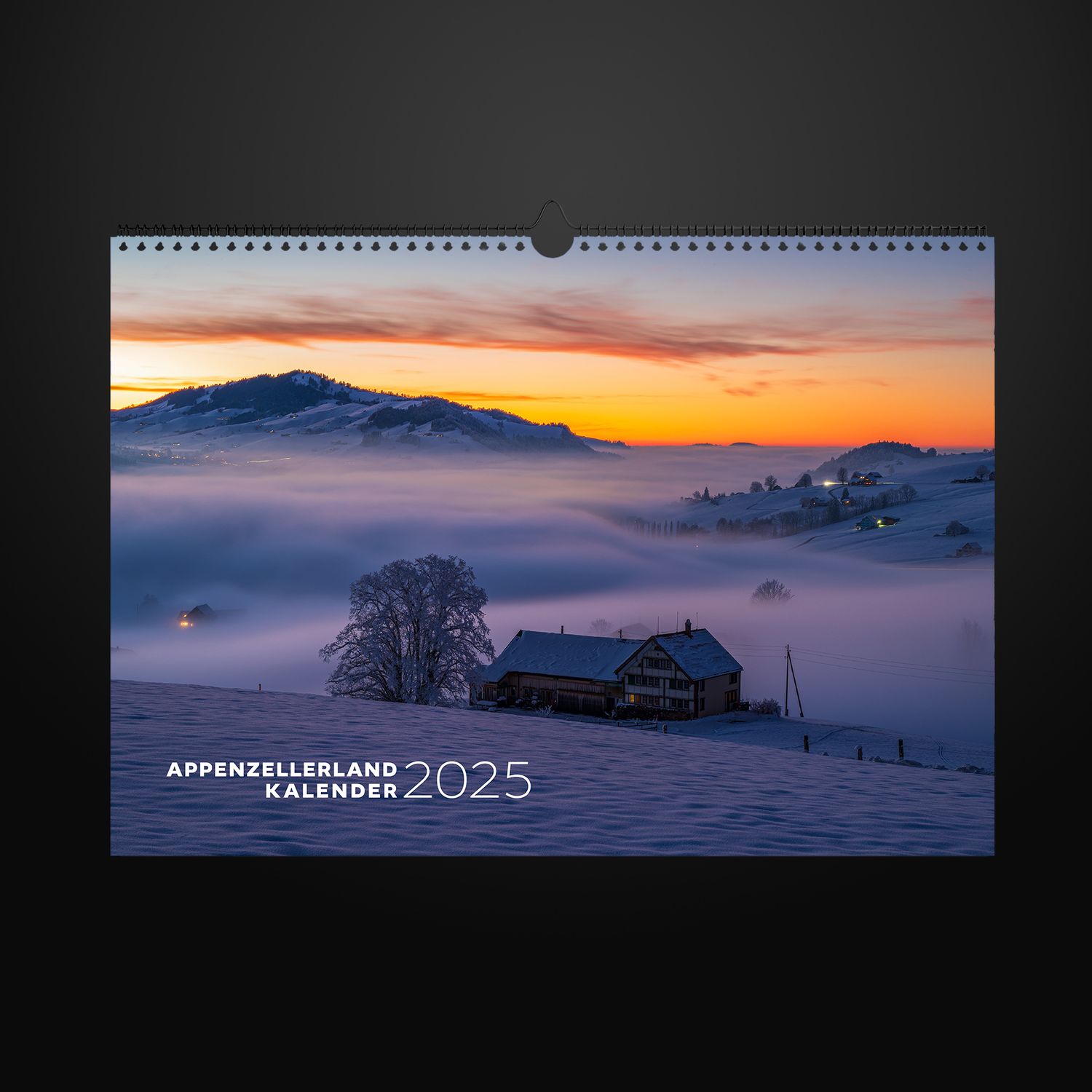 Appenzellerland Kalender, Bauernhaus in Dämmerung und Nebel über Appenzell