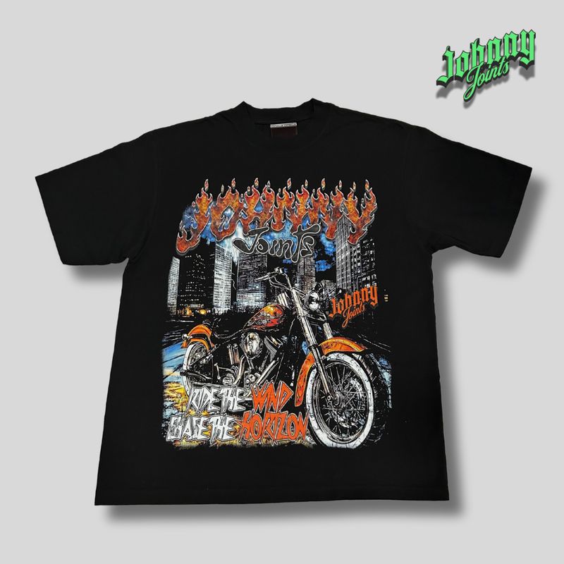 CHASE THE WIND, RIDE THE HORIZON TEE