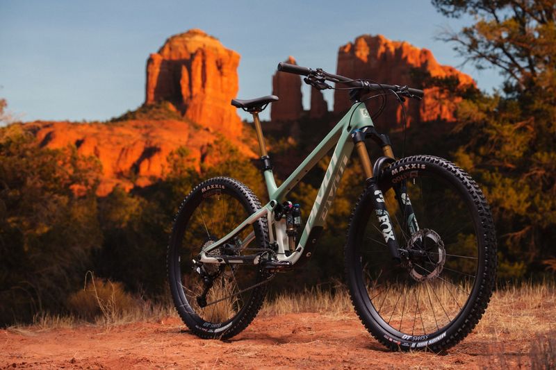 Demo - 2025 Pivot Trailcat LT Factory Ride GX AXS - Medium - Mist Green