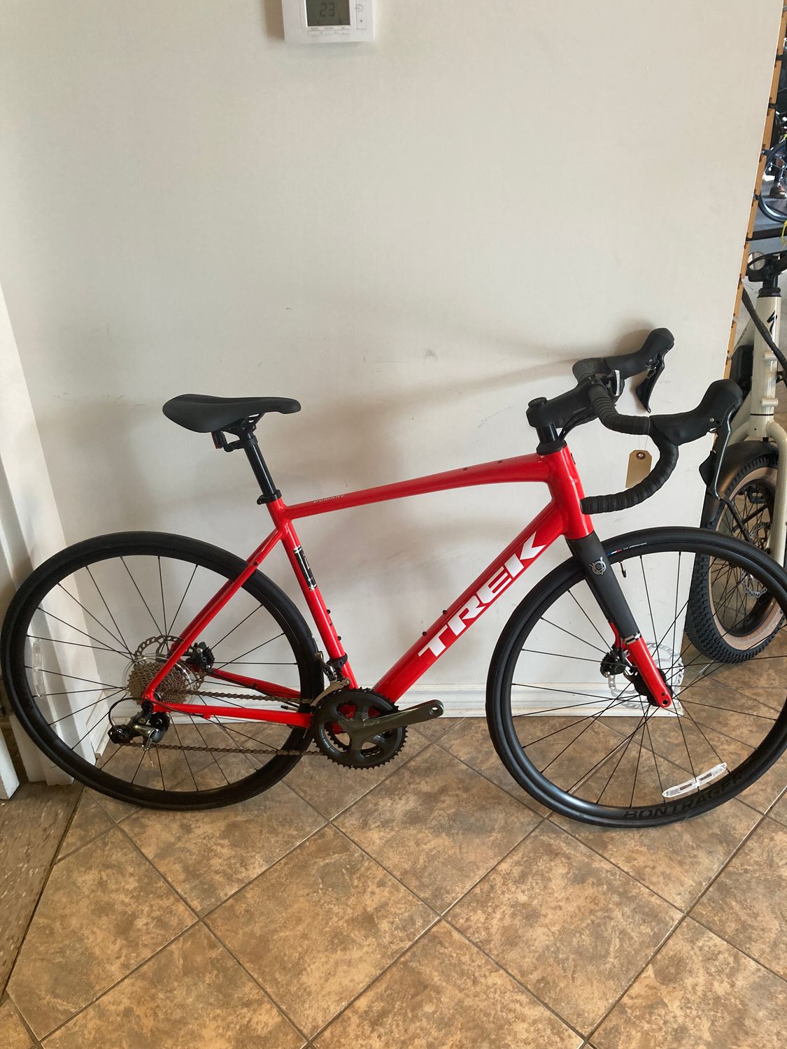 2024 Trek Domane AL 4 Gen 4 2024 Trek Domane AL 4 Gen 4, Taille: 56cm -, Couleur: Rouge ( Viper Red )