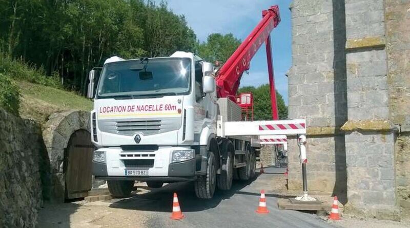 Grue 49m / 1500 kg sur poids lourd Multitel MJ 600