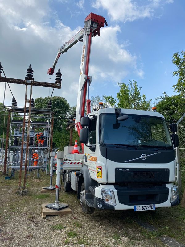Grue 32 m / 450 kg sur poids lourd Multitel MZ 350