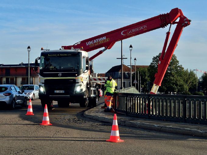 Grue 37 m / 700 kg sur poids lourd Multitel MJ 375