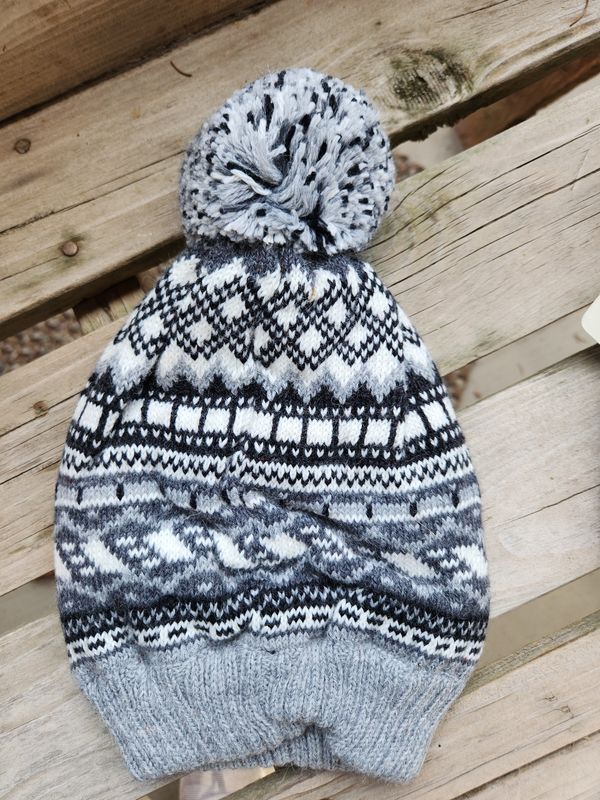Artesania Multi-Design Pom Pom Hat