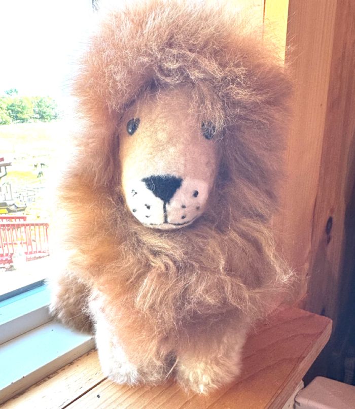 Lion, Color: Brown, Size: large