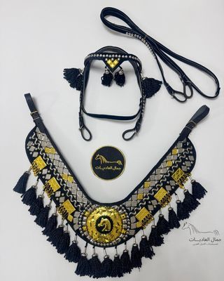 طقم مرصع بالمعدن
