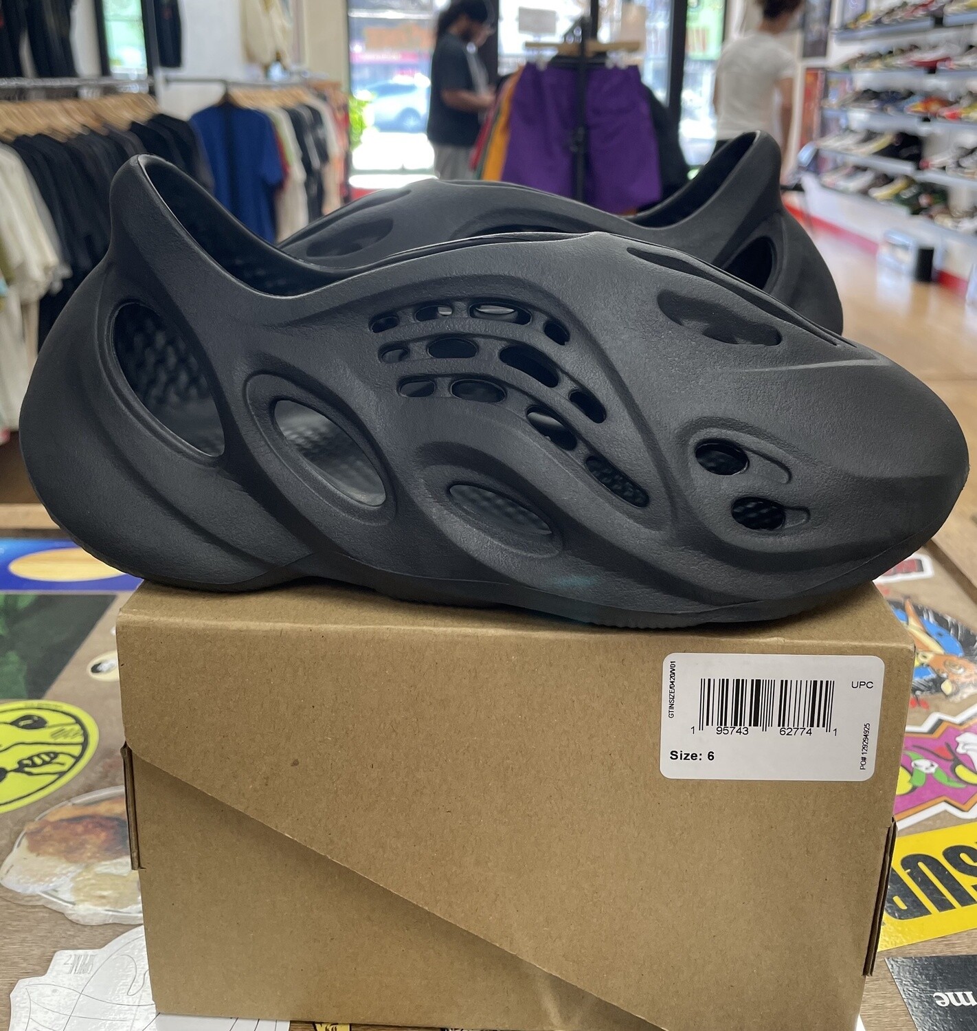 Pre-Owned Yeezy Foamrunner Onyx Size 6