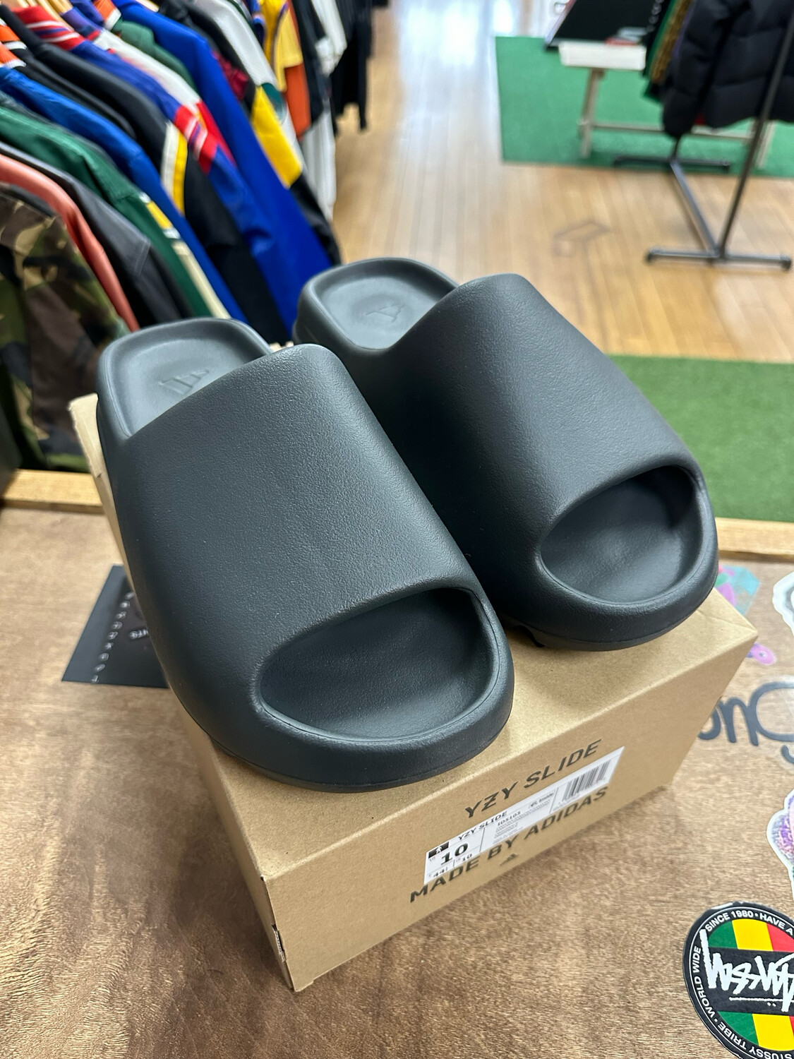 Ds Yeezy Slide Dark Onyx Size 10 (2)