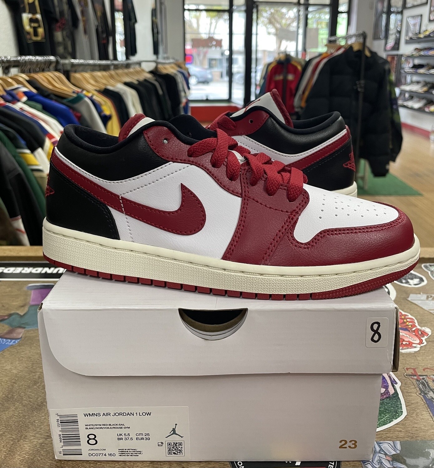 DS Jordan 1 Low Reverse Black Toe Size 8W