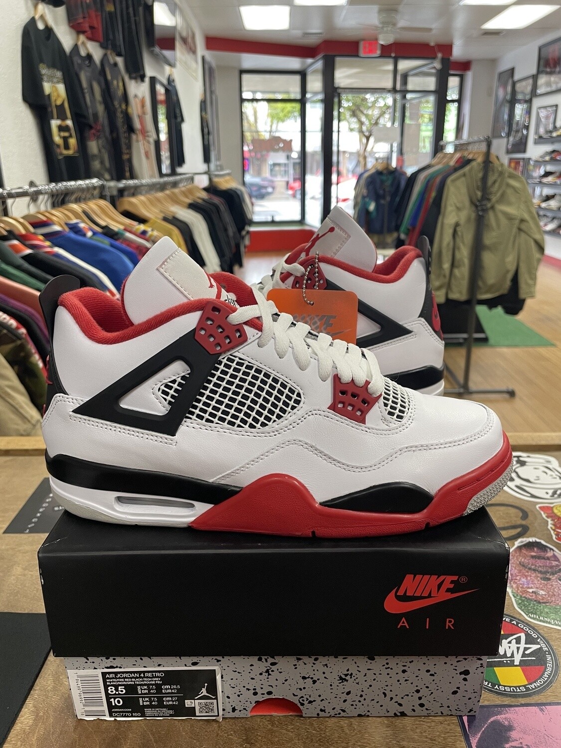 DS Jordan 4 Fire Red Size 8.5