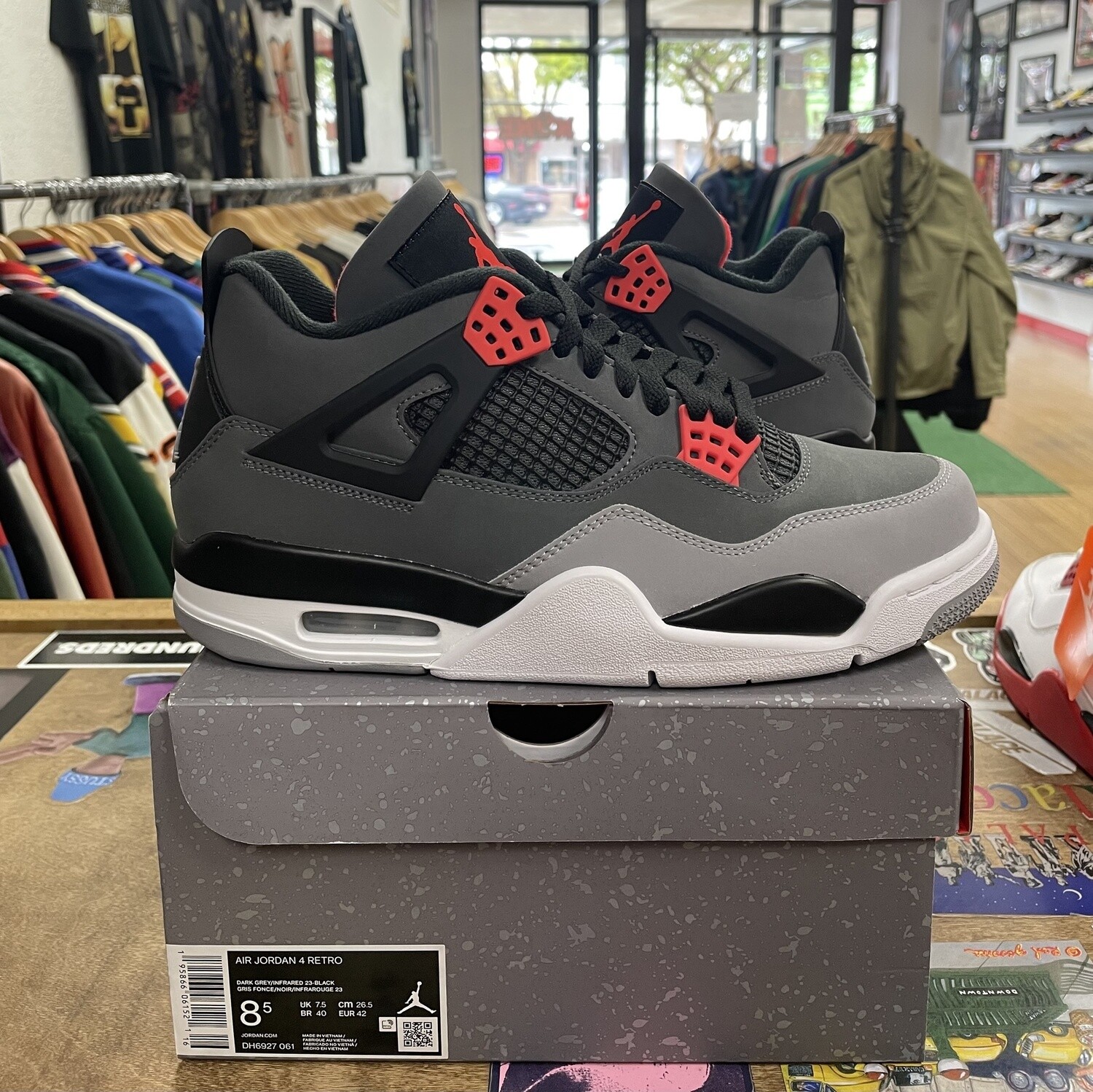 DS Jordan 4 Infrared Size 8.5