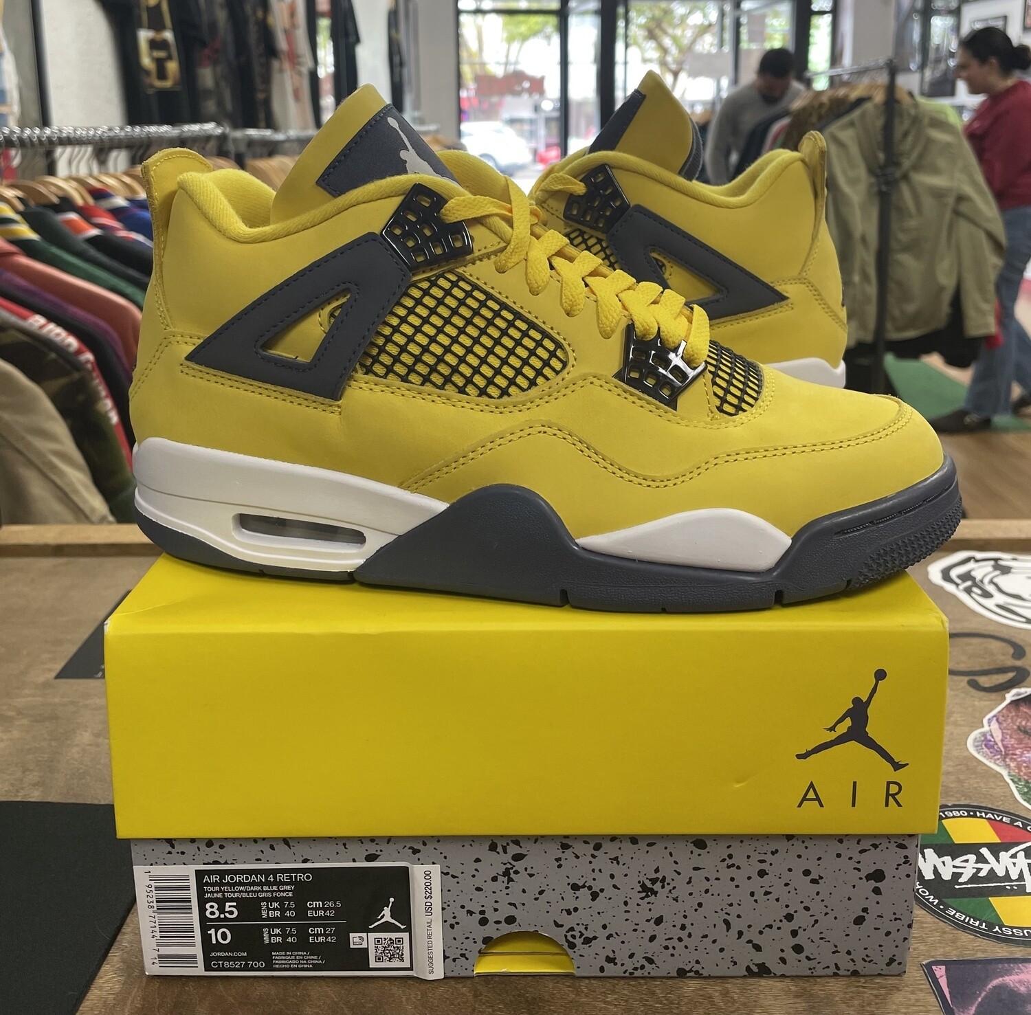 DS Jordan 4 Retro Lightning (2021) Size 8.5