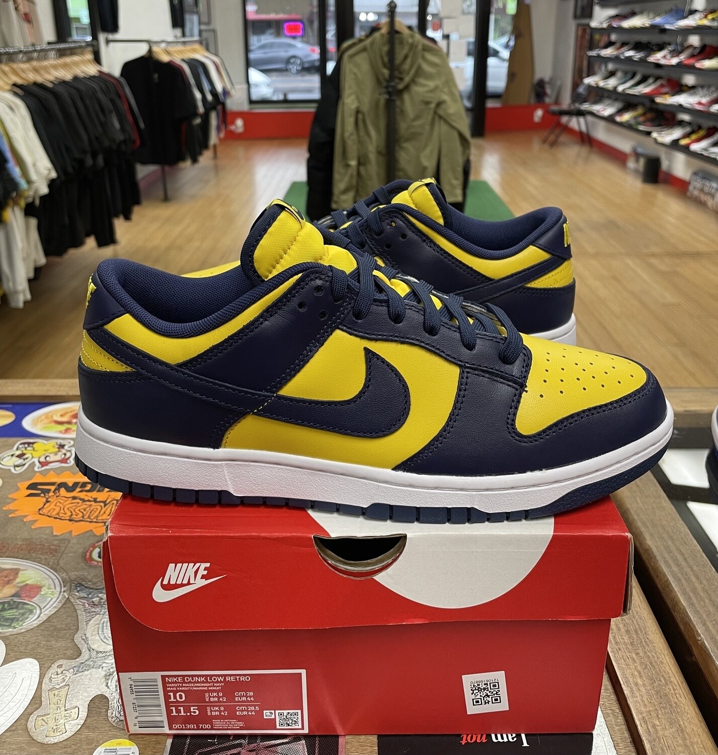 DS Nike Dunk Low Michigan (2021) Size 10