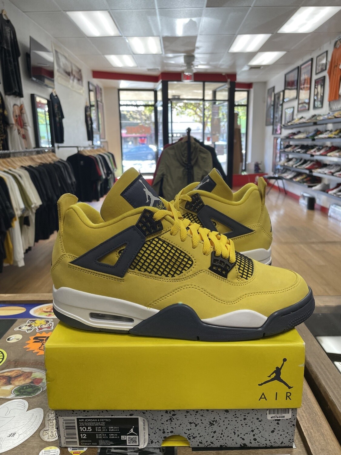 DS Jordan 4 Retro Lightning Size 10.5