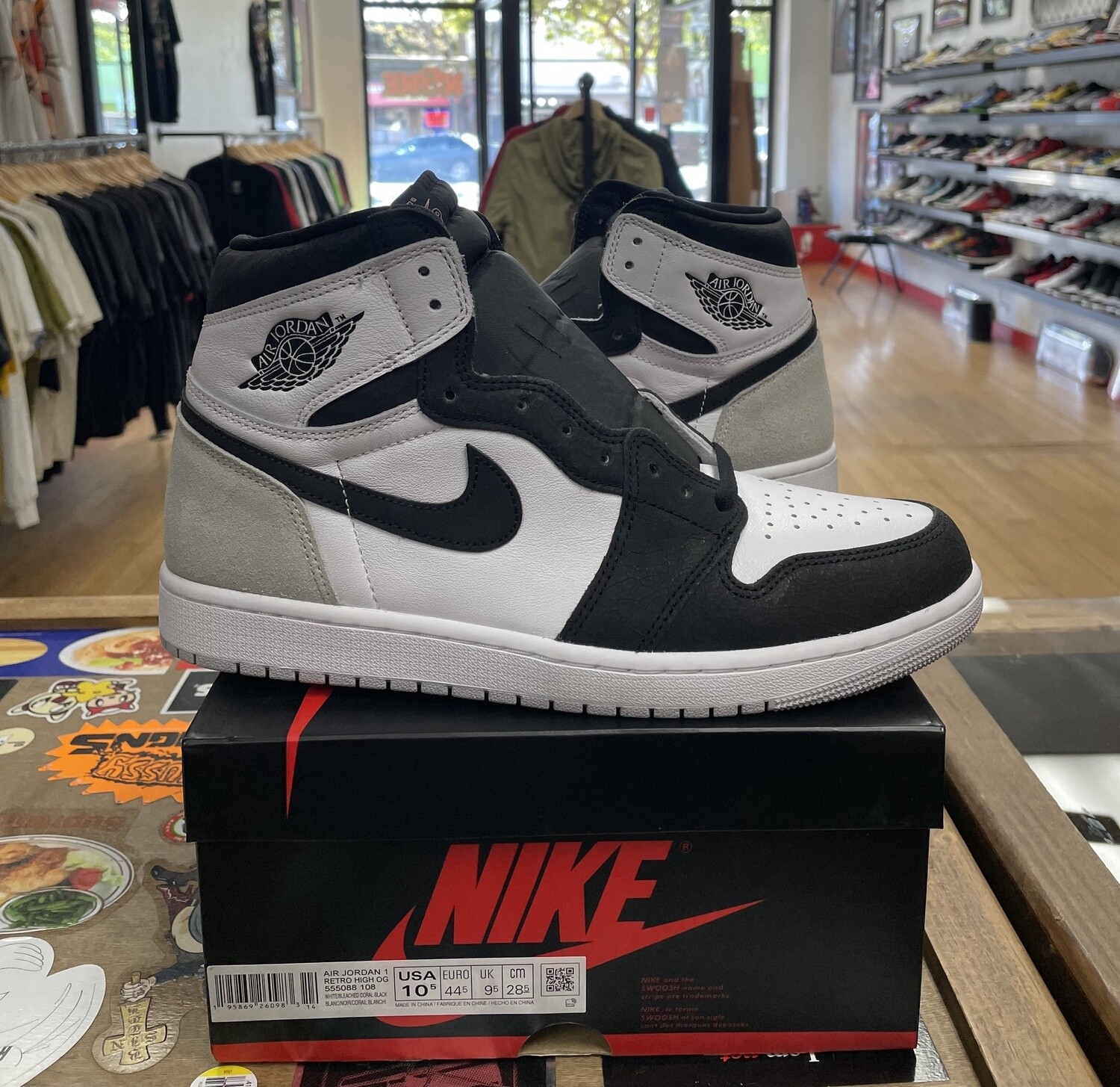 DS Jordan 1 Retro High OG Bleached Coral Size 10.5