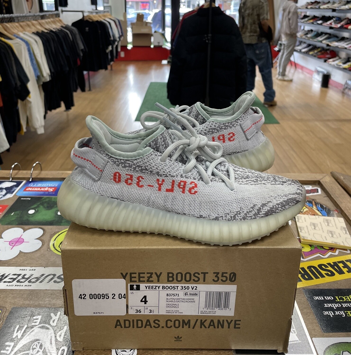 Yeezy 350 V2 Blue Tint Size 4 Lightly Worn