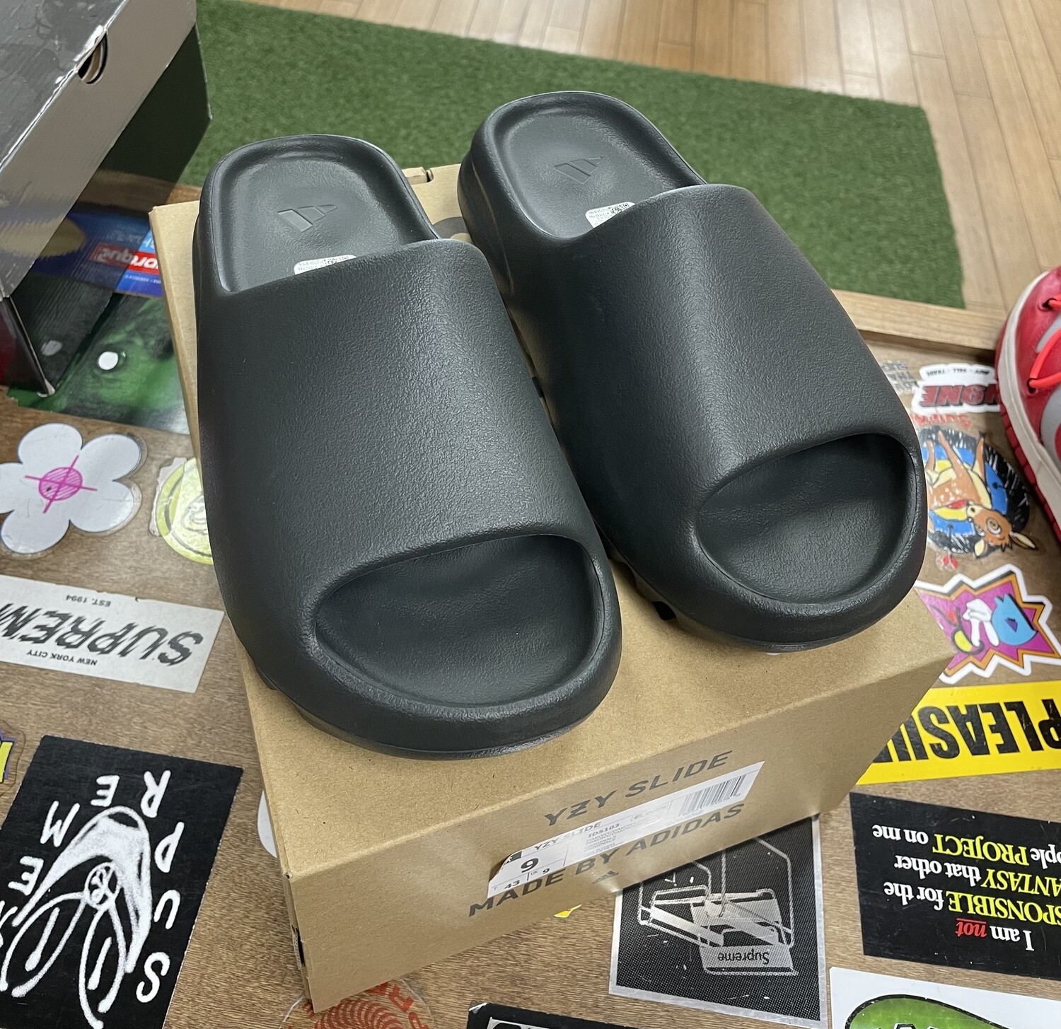 Ds Yeezy Slide Dark Onyx Size 9