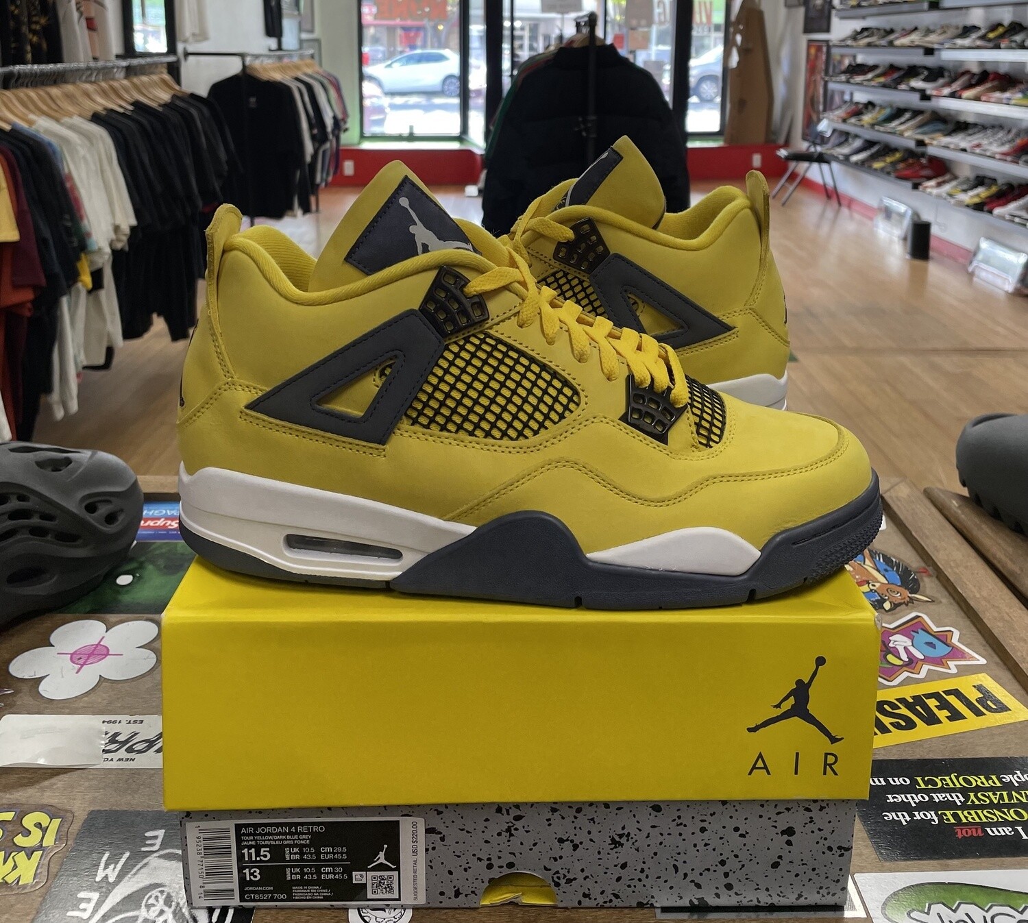 DS Jordan 4 Retro Lightning Size 11.5