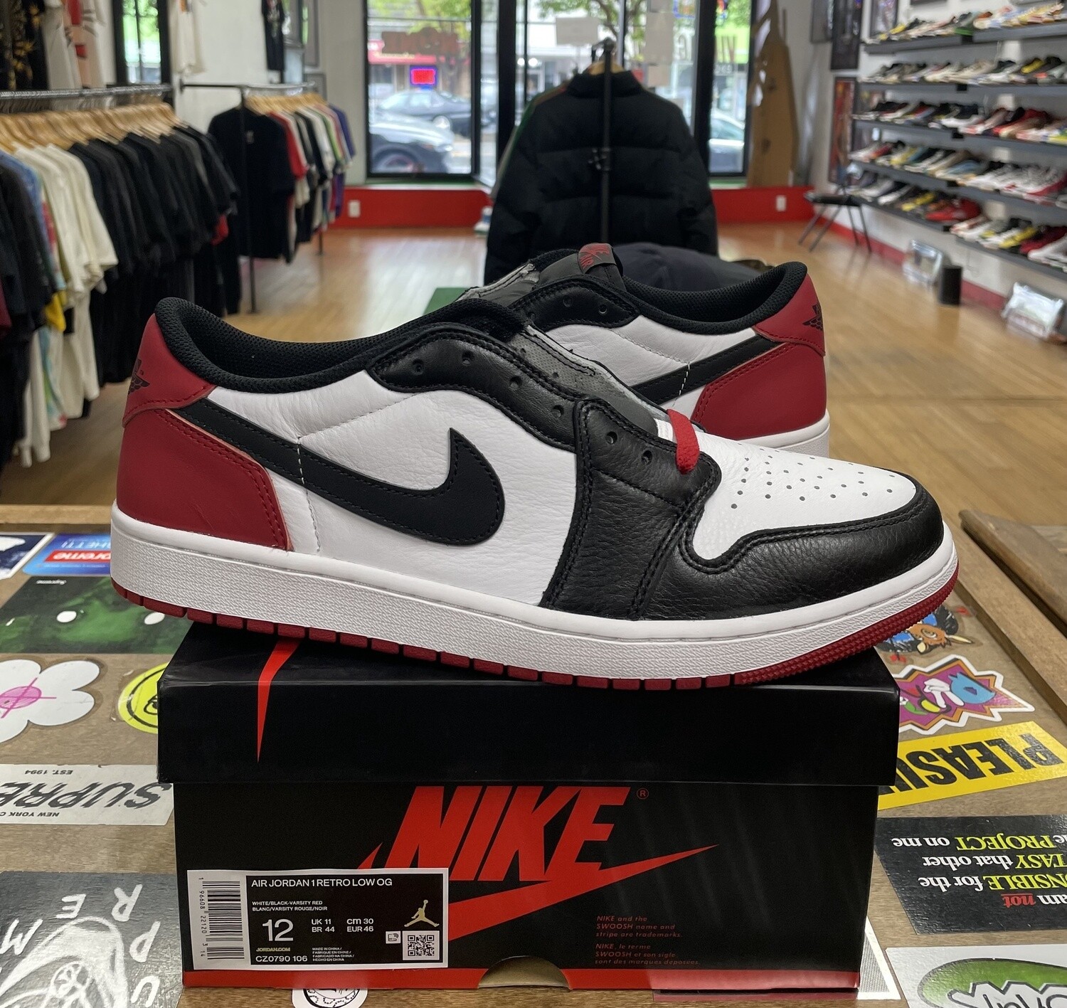 DS Jordan 1 Retro Low OG Black Toe (2023) Size 12