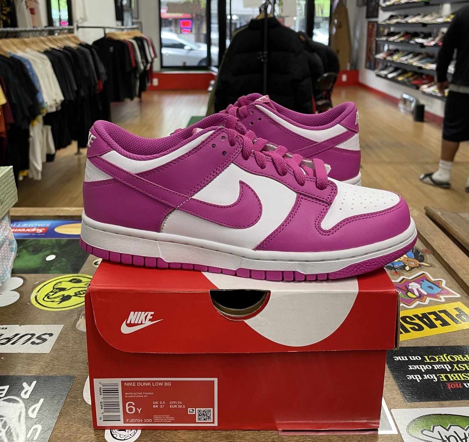 DS Nike Dunk Low Active Fuchsia Size 6Y (GS)