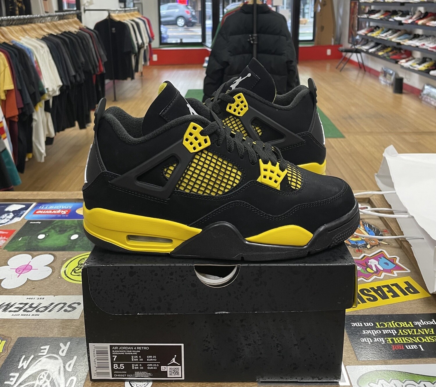 DS Jordan 4 Retro Thunder Size 7