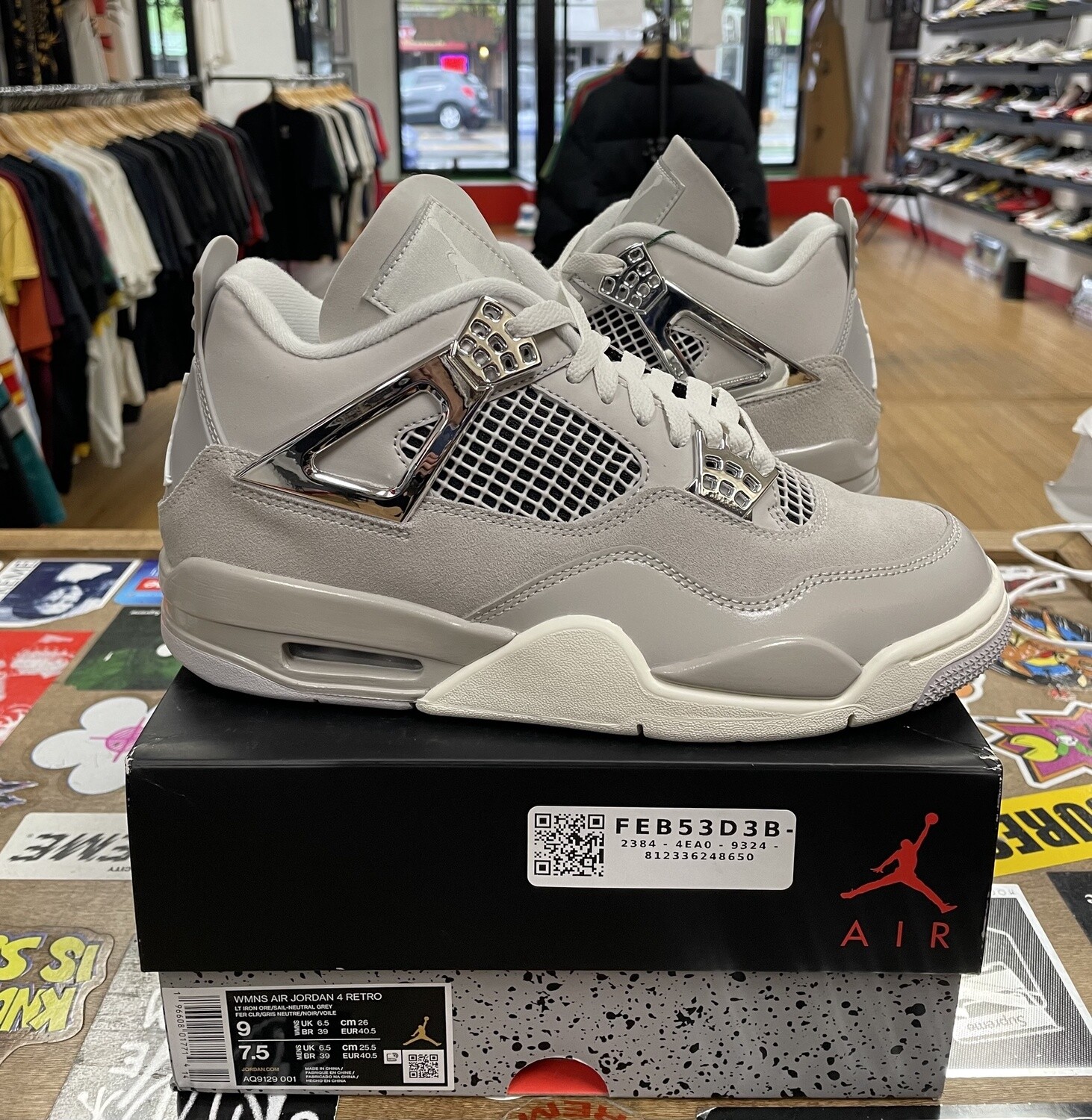 DS Jordan 4 Retro Frozen Moments Size 9W