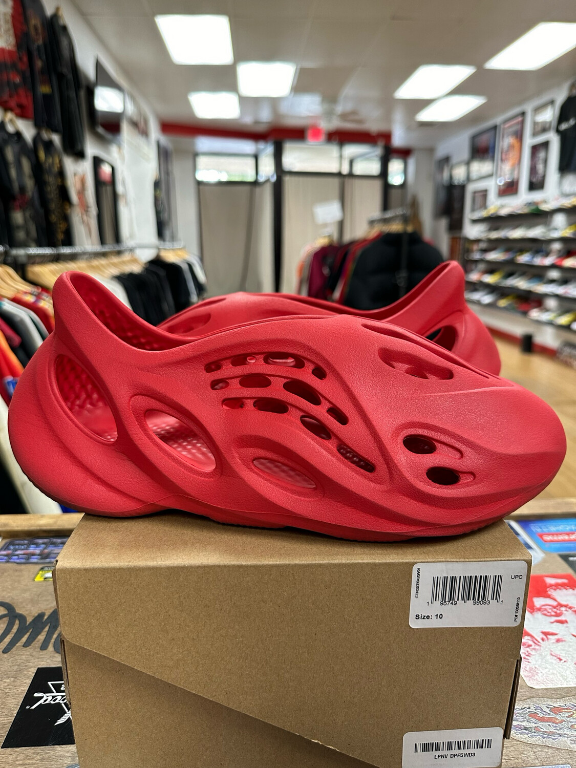 Used Yeezy Foam RNNR Vermilion size 11 ( Replacement Box  )