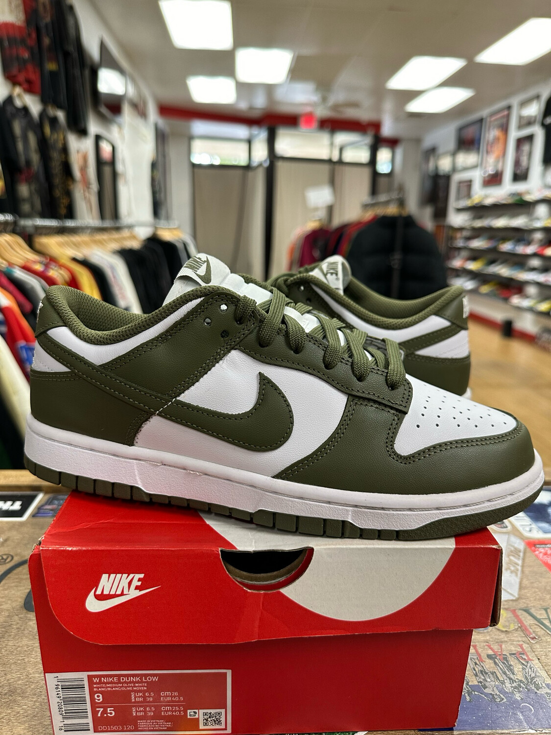 Ds Nike Dunk Low Medium Olive Size 9w/7.5m