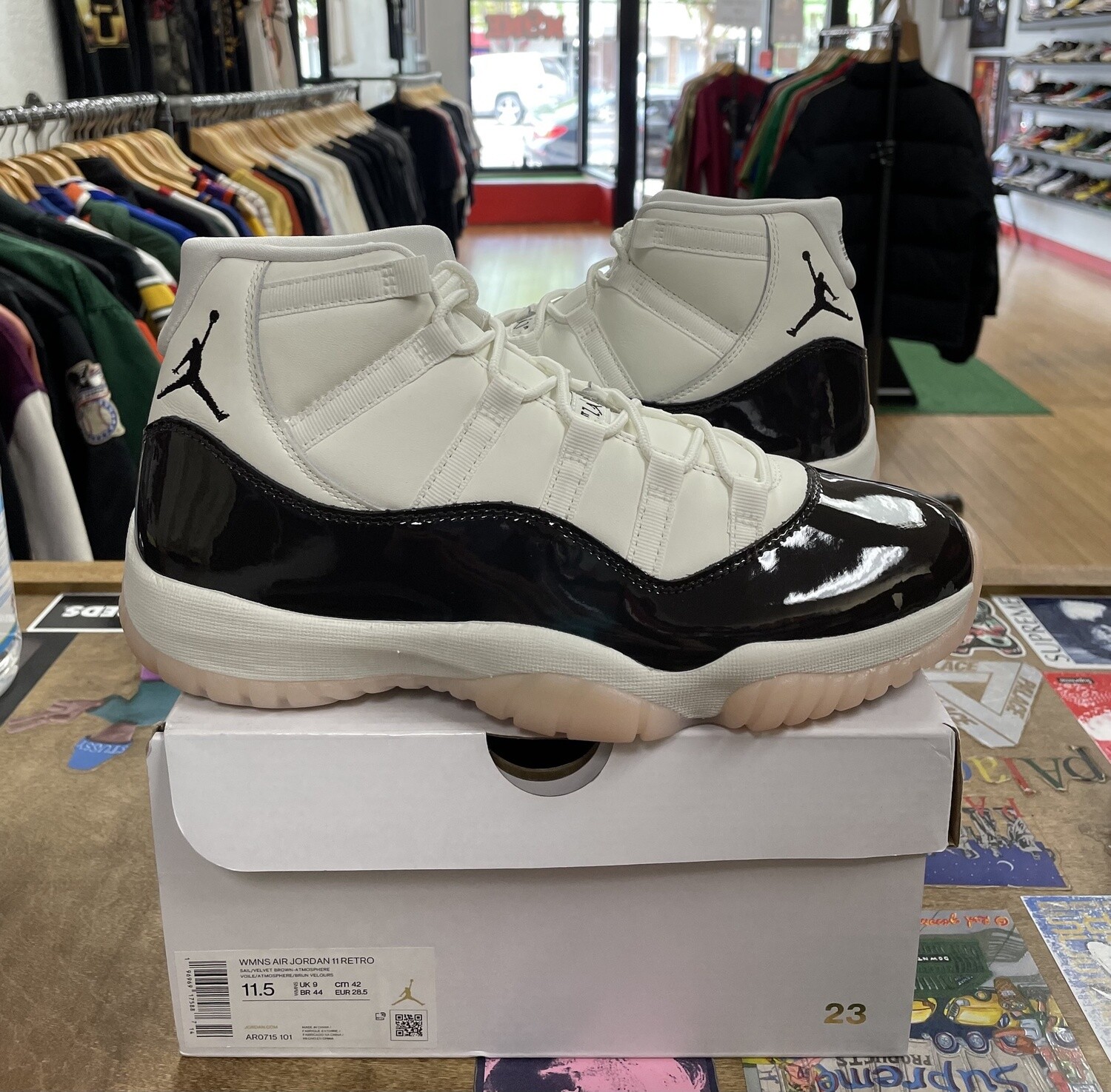 DS Jordan 11 Retro Neapolitan (Women&#39;s) Size 10M