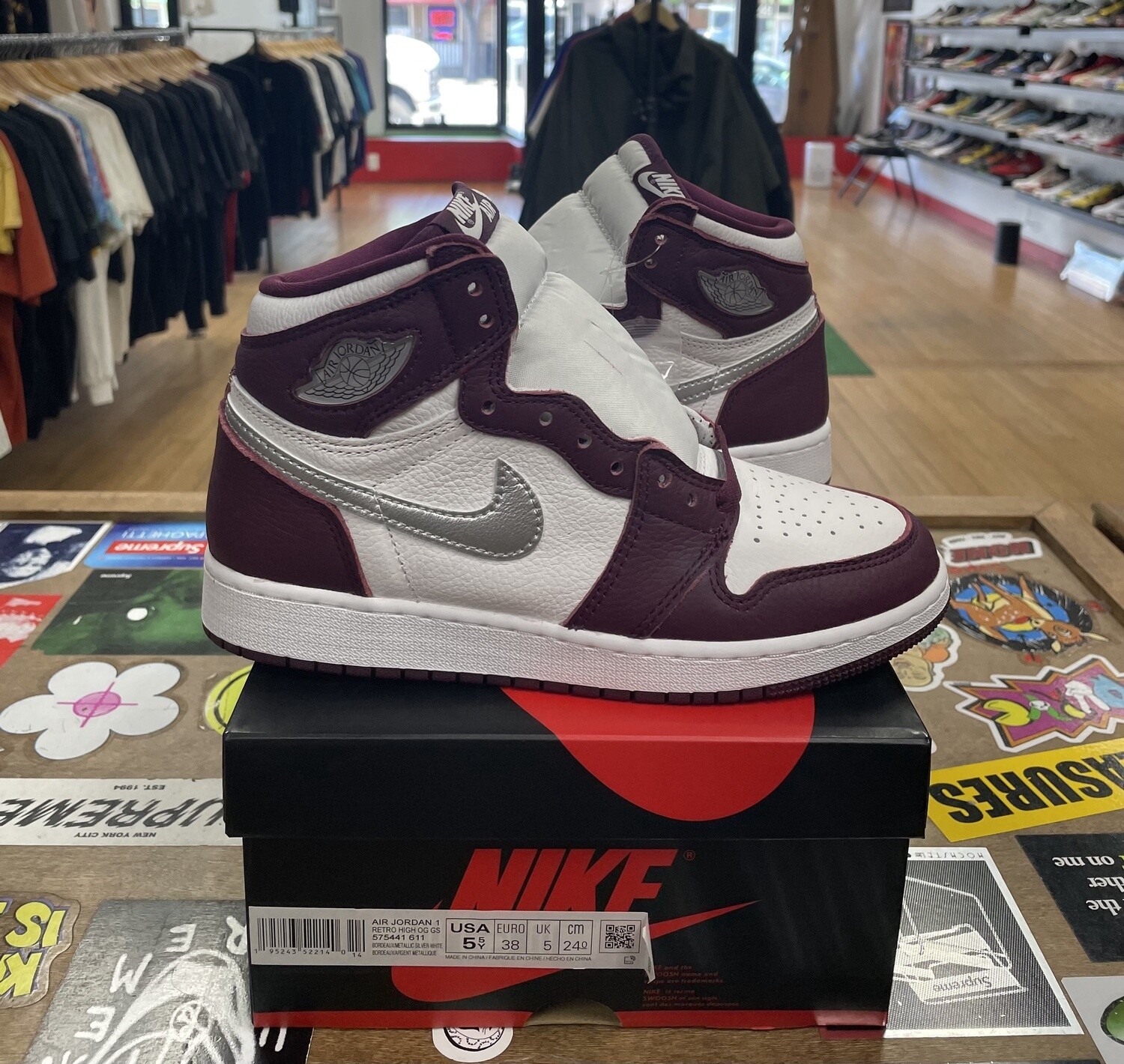 DS Jordan 1 Retro High OG Bordeaux Size 5.5Y (GS)