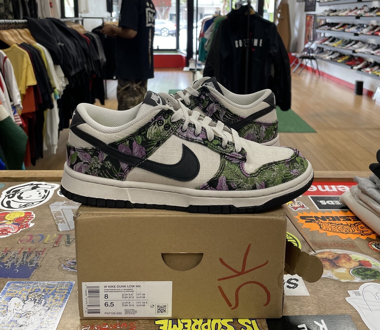 Nike Dunk Floral Tapestry Size 8W Pre Owned
