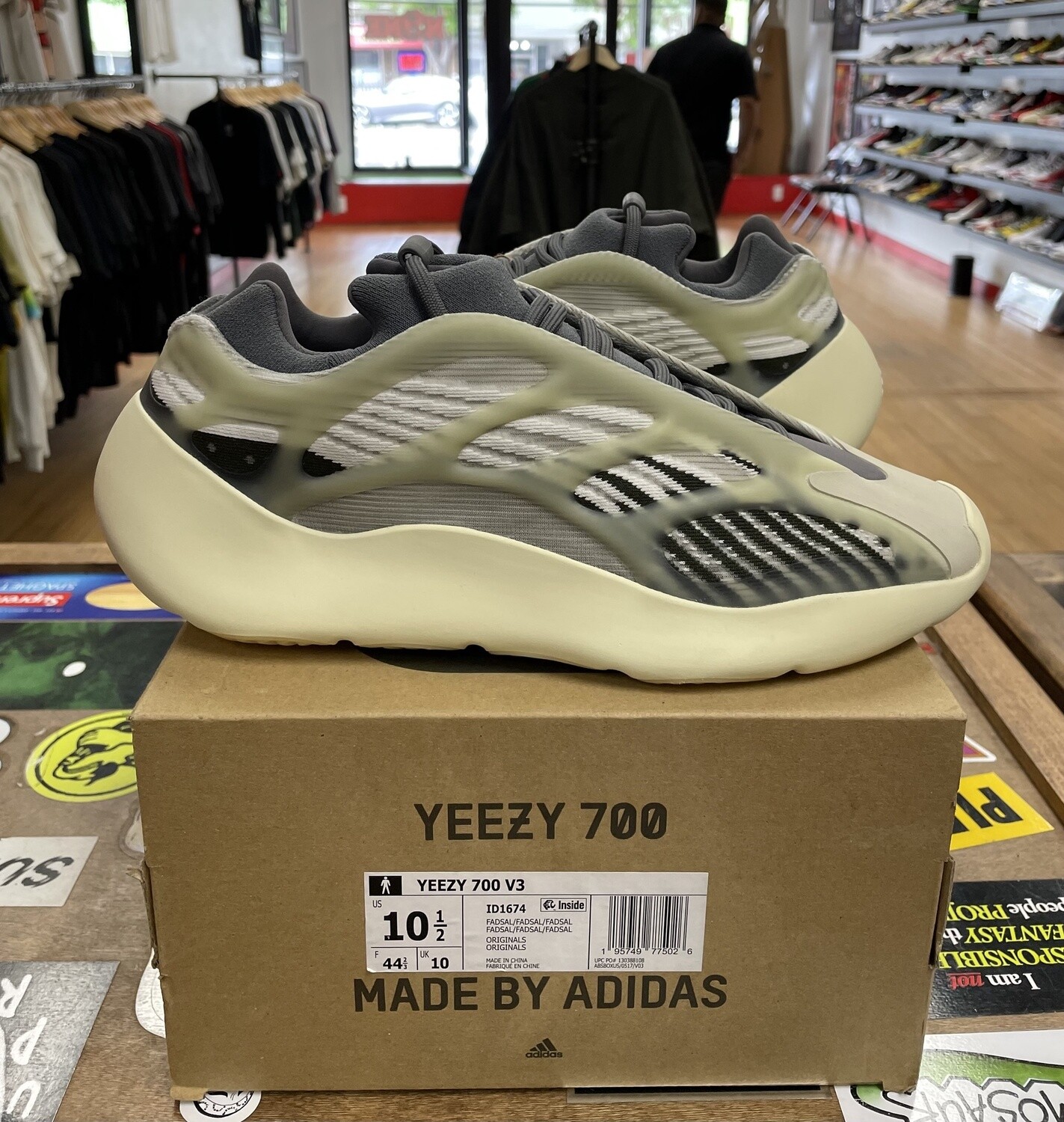 DS adidas Yeezy 700 V3 Fade Salt Size 10.5