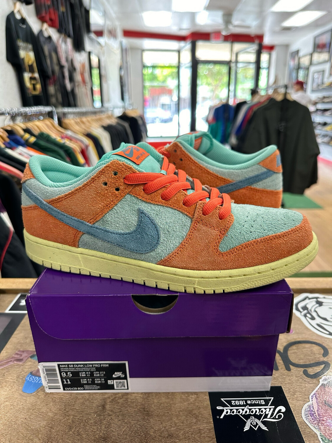 Nike Sb Dunk Low Emerald Rise Size 9.5 Pre-Owned