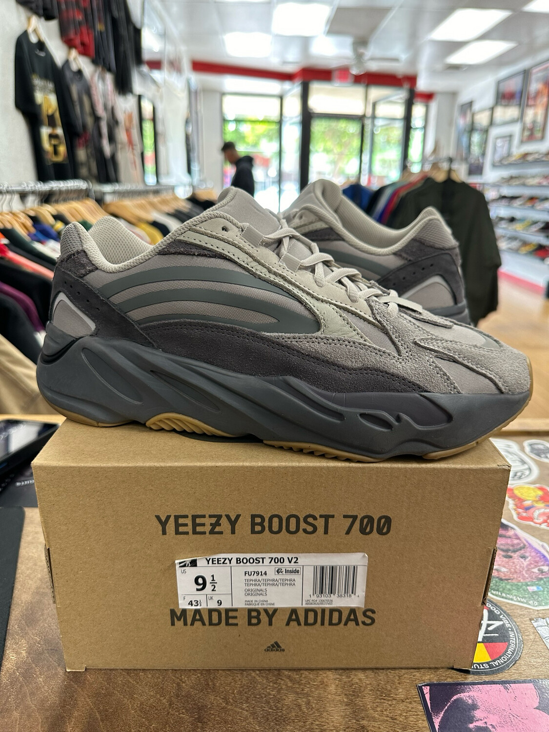 Adidas yeezy Boost 700 V2 Tephra Size 9.5 Pre-Owned