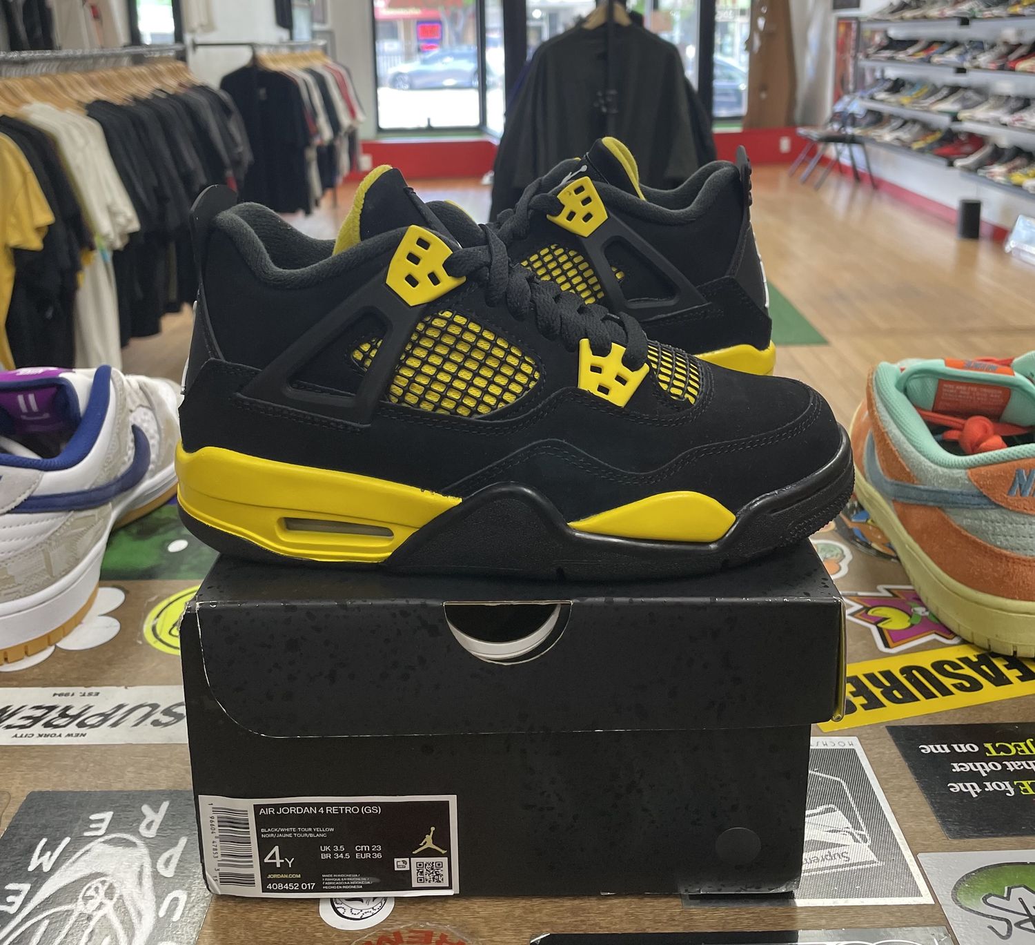 DS Jordan 4 Retro Thunder (2023) (GS) Size 4Y