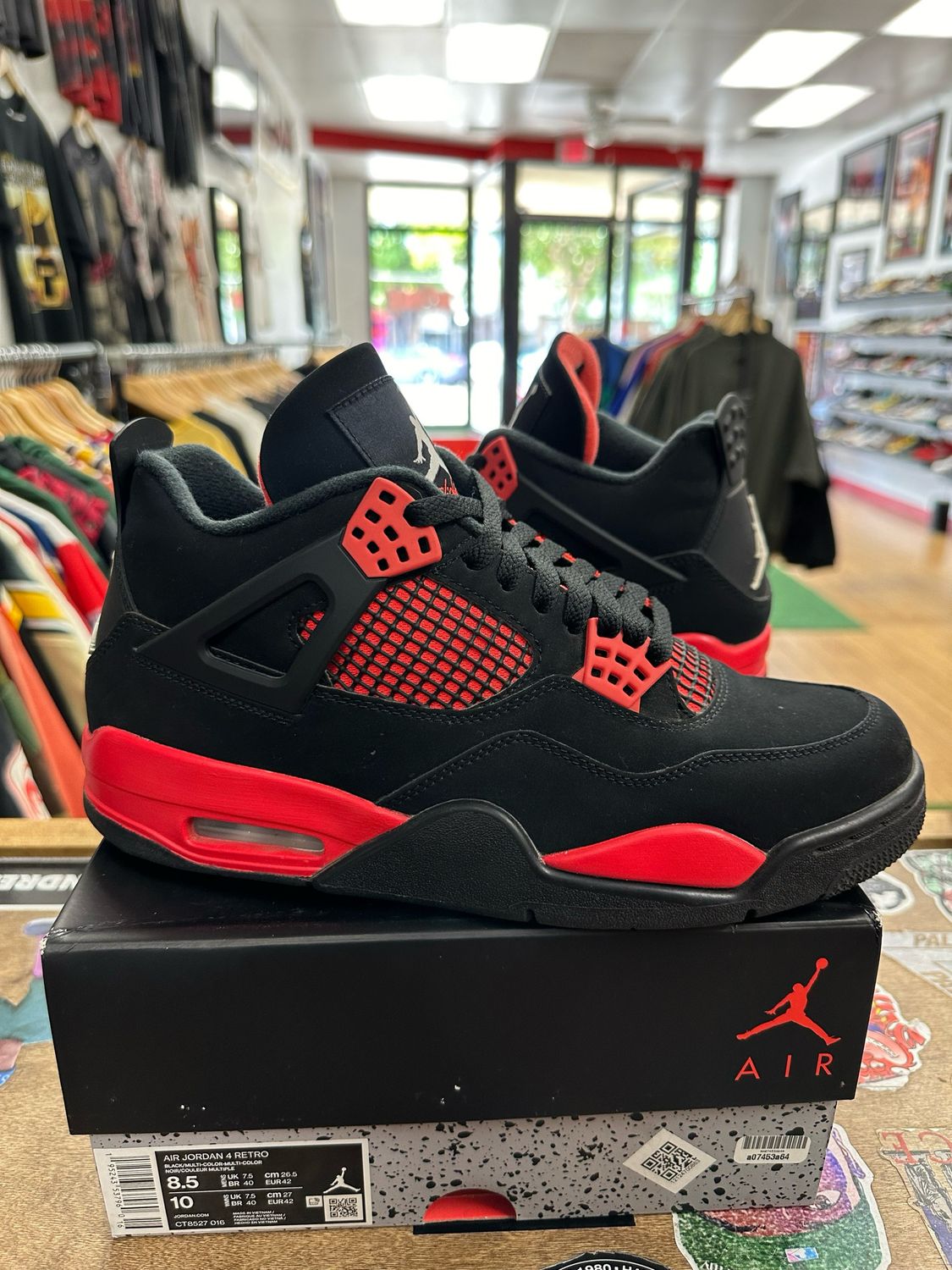 Jordan 4 Retro Red Thunder Size 8.5 Pre-Owned