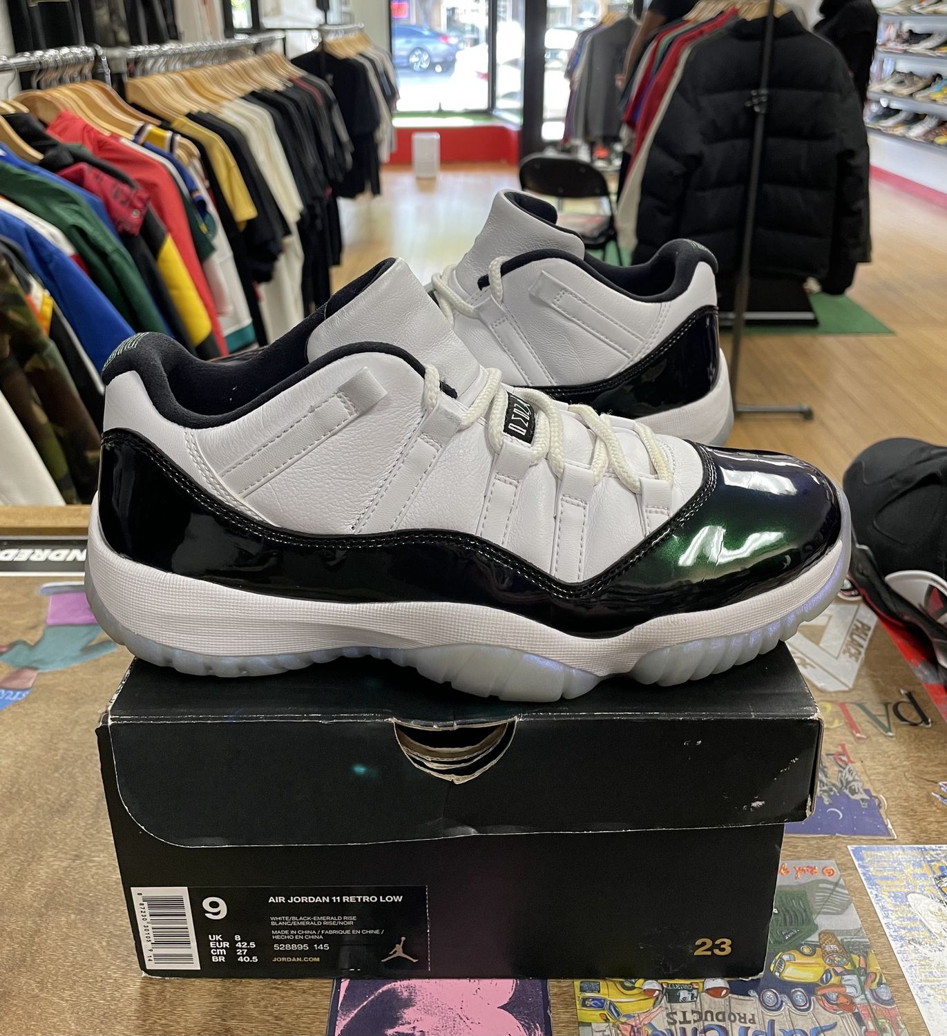 Jordan 11 Low Iridescent Size 9 Pre-Owned
