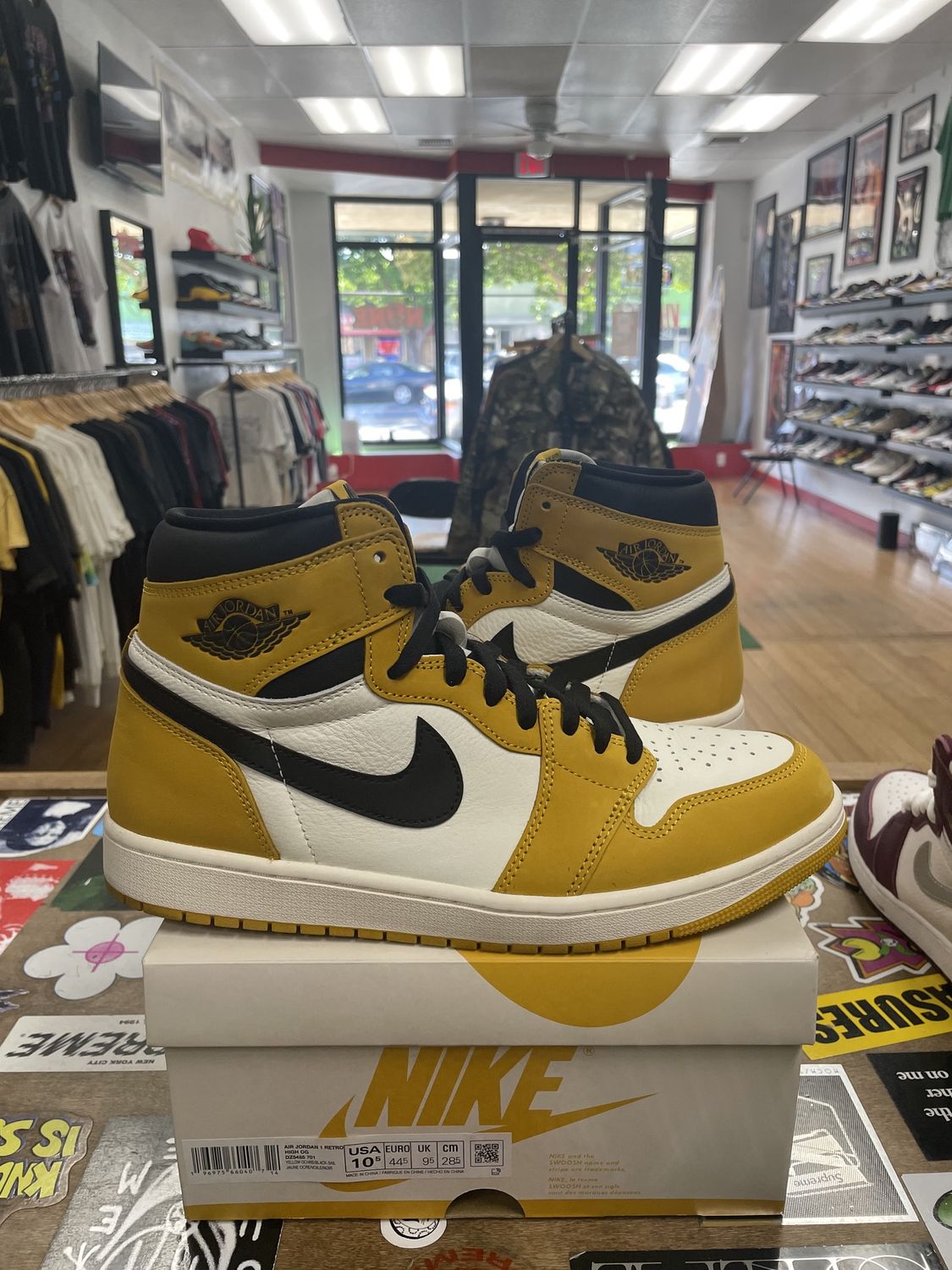 Jordan 1 Yellow Ochre Size 10.5 Pre Owned